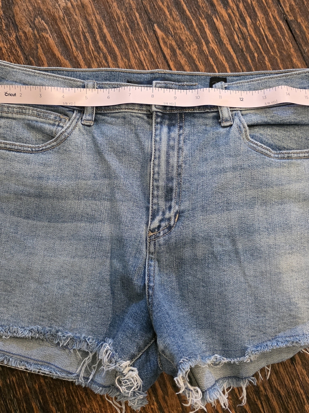 SP Black Women's Light Wash Distressed Raw Hem Denim Shorts Sz 12 Casual Summer - Picture 3 of 4
